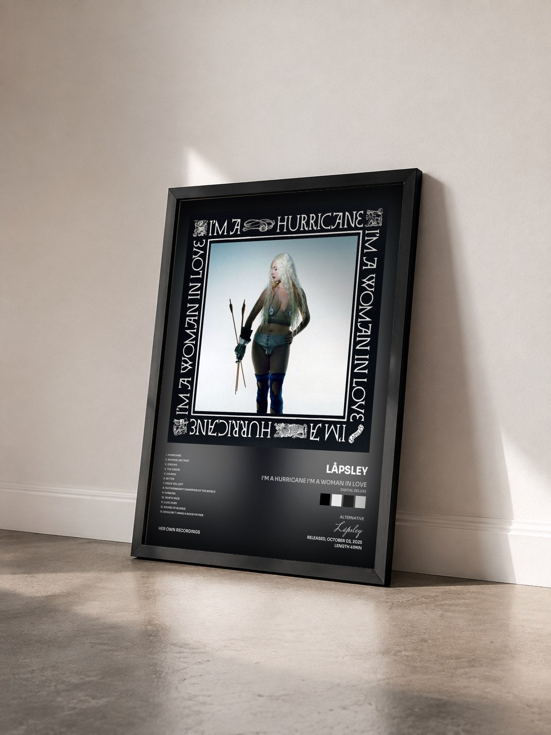 #noir Tableau de l'album I'M A HURRICANE I'M A WOMAN IN LOVE (DIGITAL DELUXE) de Låpsley vu de trois quarts, cadre noir