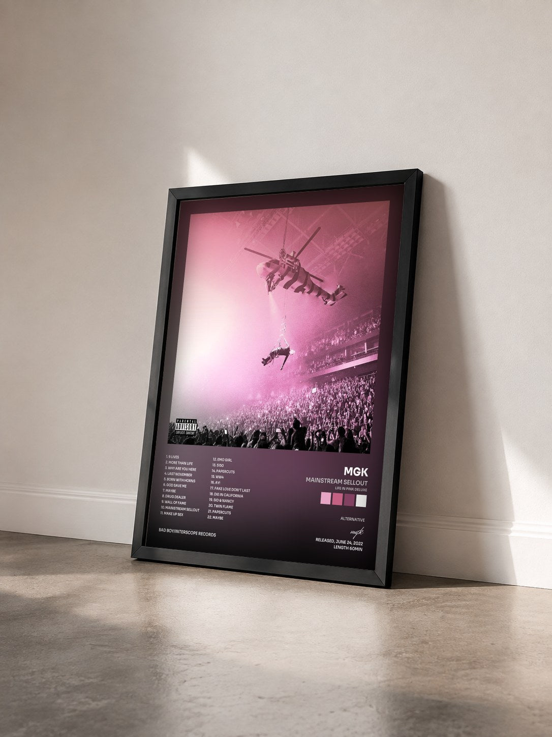 #noir Tableau de l'album mainstream sellout (life in pink deluxe) de mgk vu de trois quarts, cadre noir