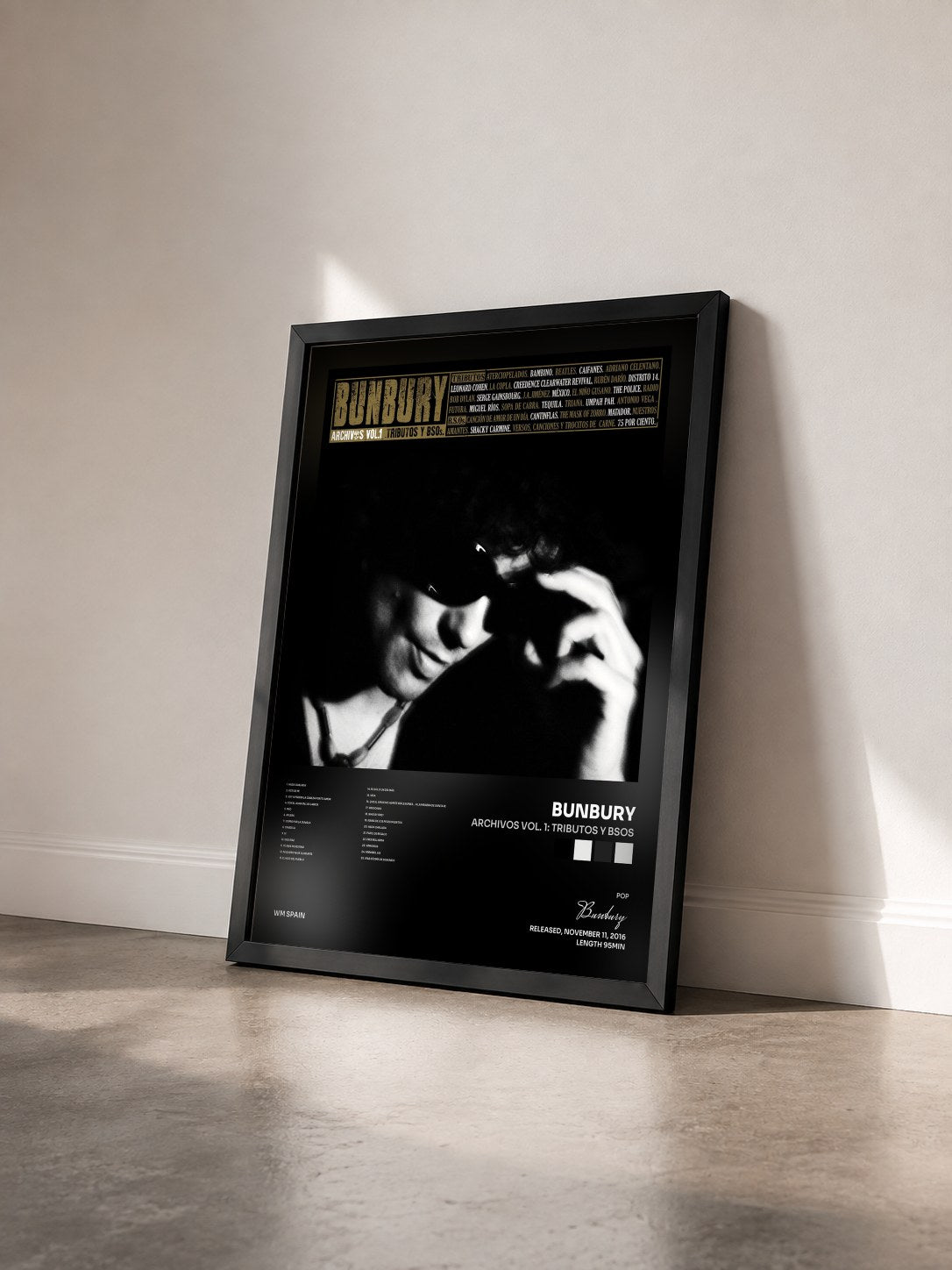 #noir Tableau de l'album Archivos Vol. 1: Tributos y BSOs de Bunbury vu de trois quarts, cadre noir