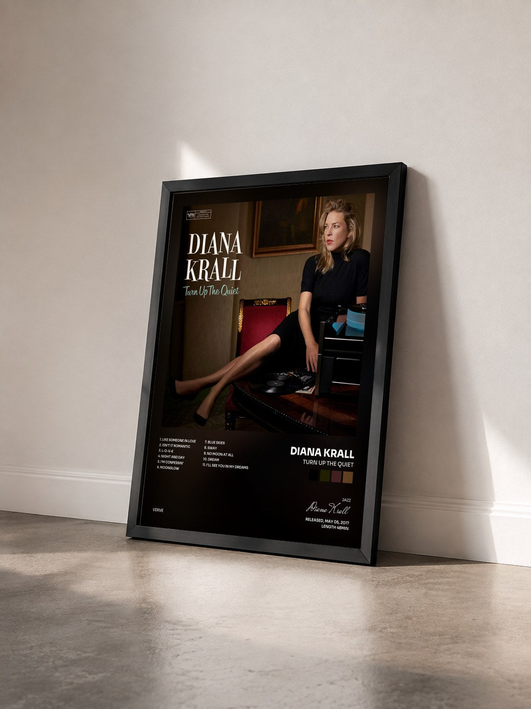 #noir Tableau de l'album Turn Up The Quiet de Diana Krall vu de trois quarts, cadre noir