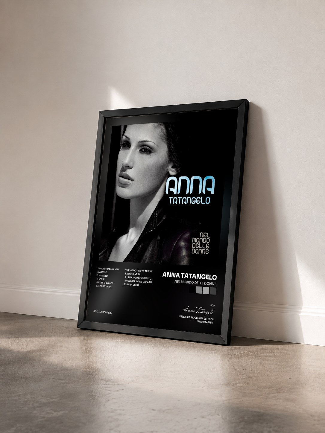 #noir Tableau de l'album Nel Mondo Delle Donne de Anna Tatangelo vu de trois quarts, cadre noir