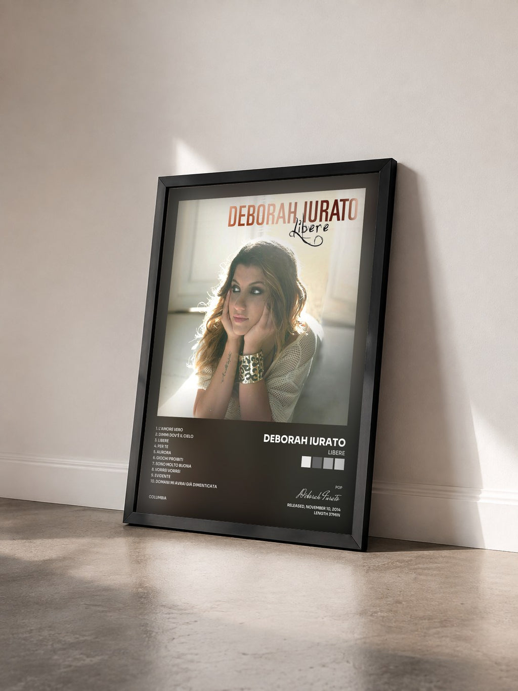 #noir Tableau de l'album Libere de Deborah Iurato vu de trois quarts, cadre noir