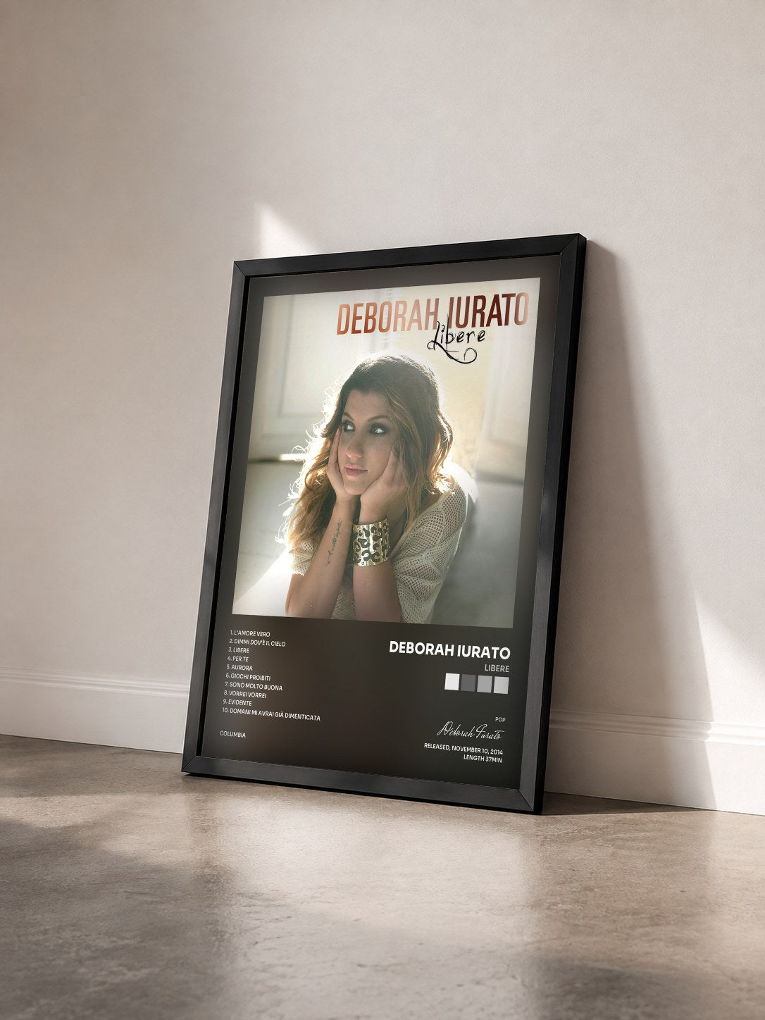#noir Tableau de l'album Libere de Deborah Iurato vu de trois quarts, cadre noir