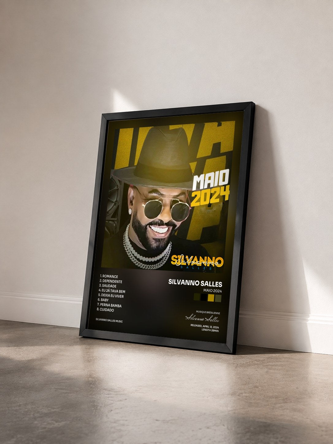 #noir Tableau de l'album Maio 2024 de Silvanno Salles vu de trois quarts, cadre noir