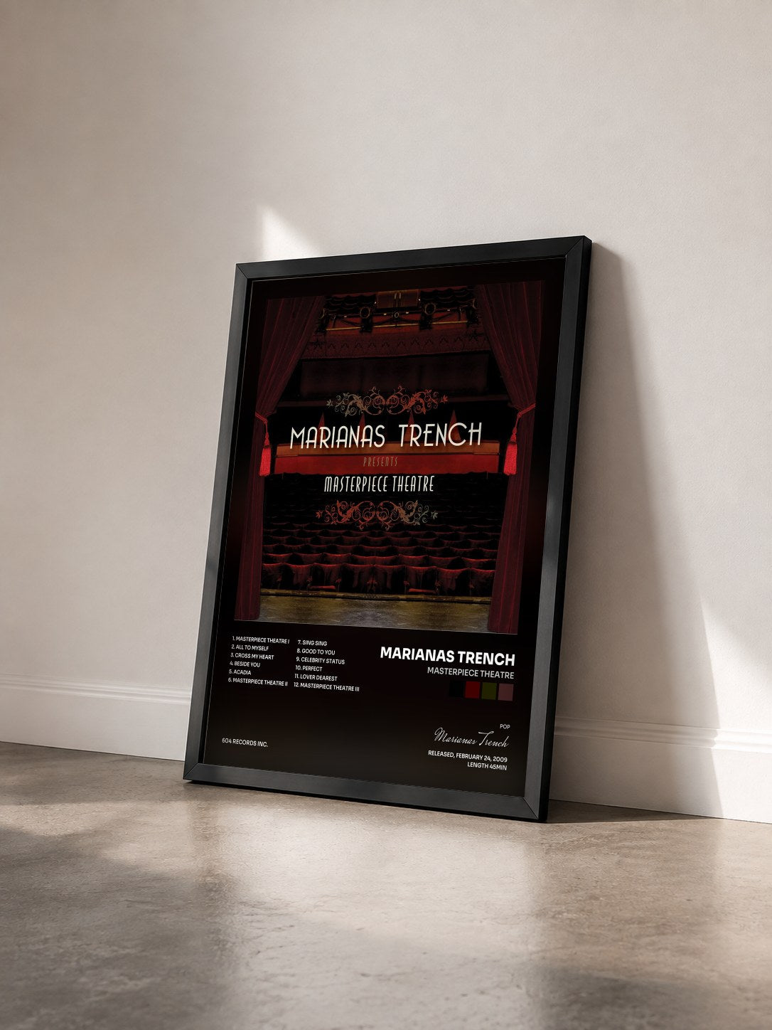 #noir Tableau de l'album Masterpiece Theatre de Marianas Trench vu de trois quarts, cadre noir