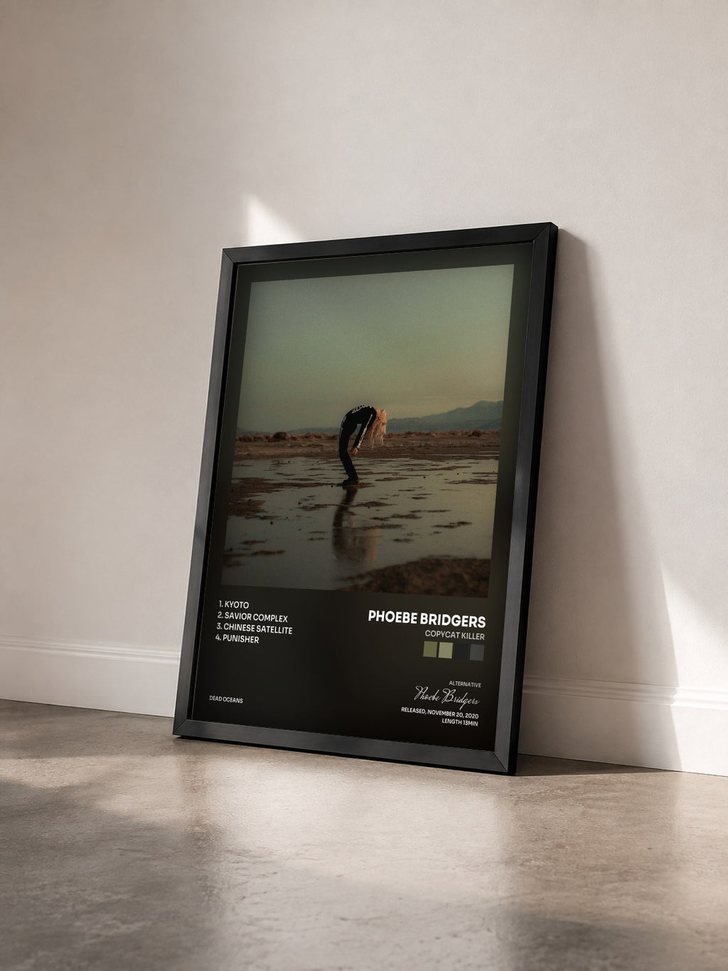 #noir Tableau de l'album Copycat Killer de Phoebe Bridgers vu de trois quarts, cadre noir