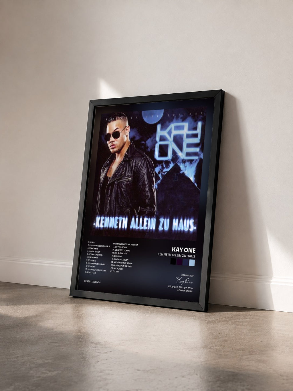 #noir Tableau de l'album Kenneth allein zu Haus de Kay One vu de trois quarts, cadre noir