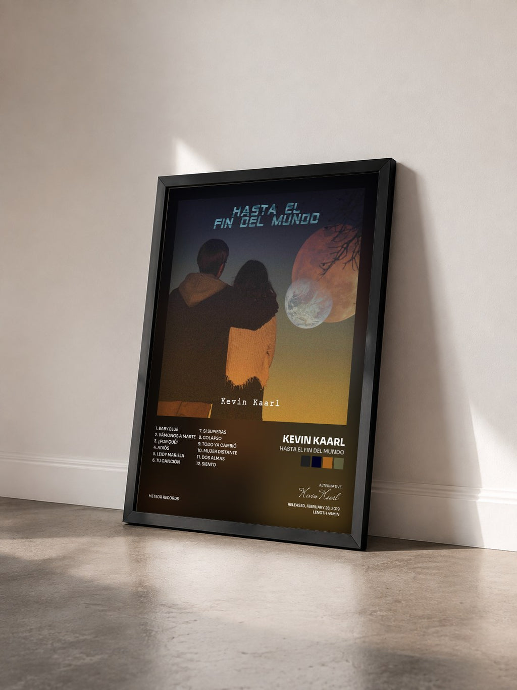 #noir Tableau de l'album Hasta el Fin Del Mundo de Kevin Kaarl vu de trois quarts, cadre noir