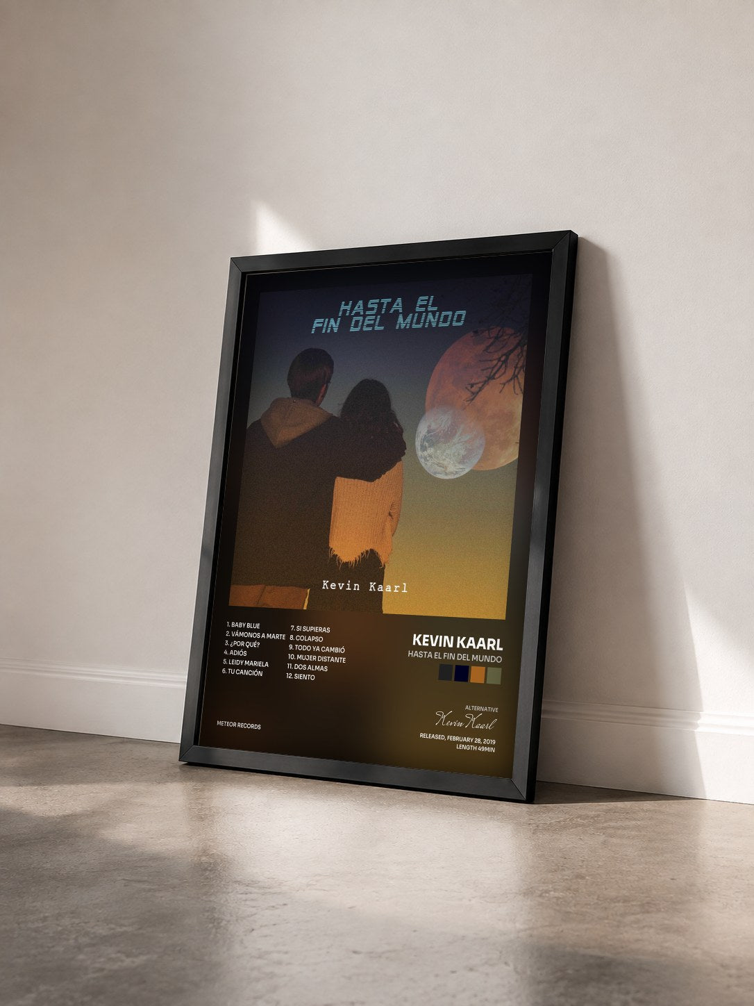 #noir Tableau de l'album Hasta el Fin Del Mundo de Kevin Kaarl vu de trois quarts, cadre noir