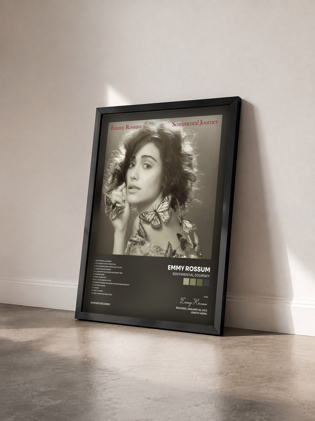 #noir Tableau de l'album Sentimental Journey de Emmy Rossum vu de trois quarts, cadre noir