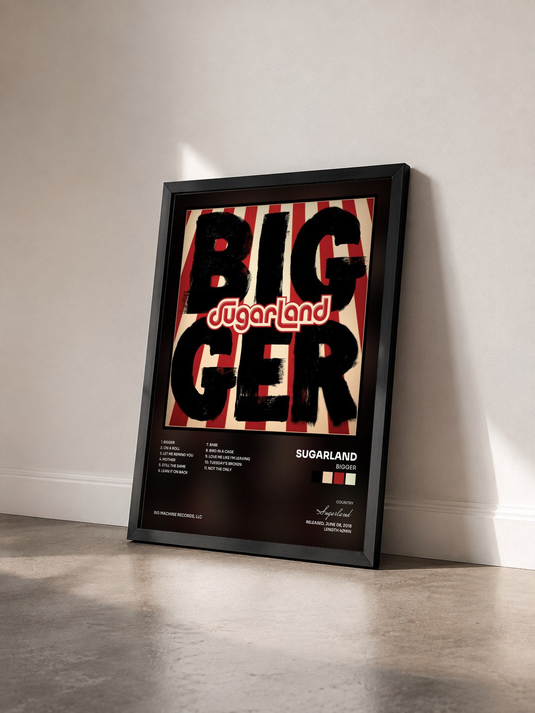 #noir Tableau de l'album Bigger de Sugarland vu de trois quarts, cadre noir