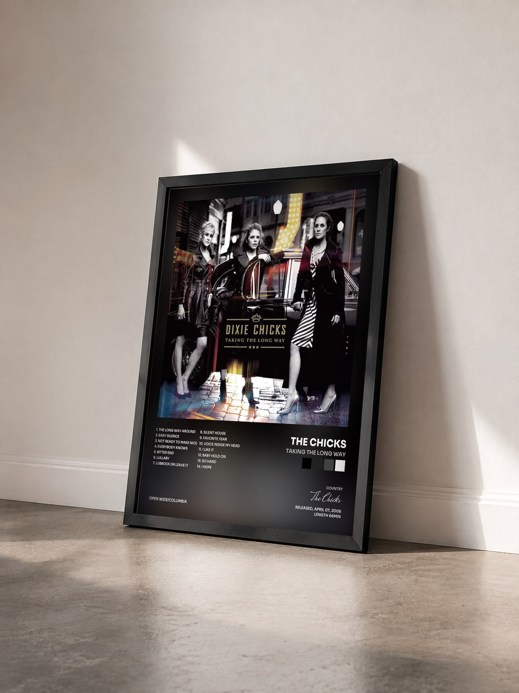 #noir Tableau de l'album Taking The Long Way de The Chicks vu de trois quarts, cadre noir