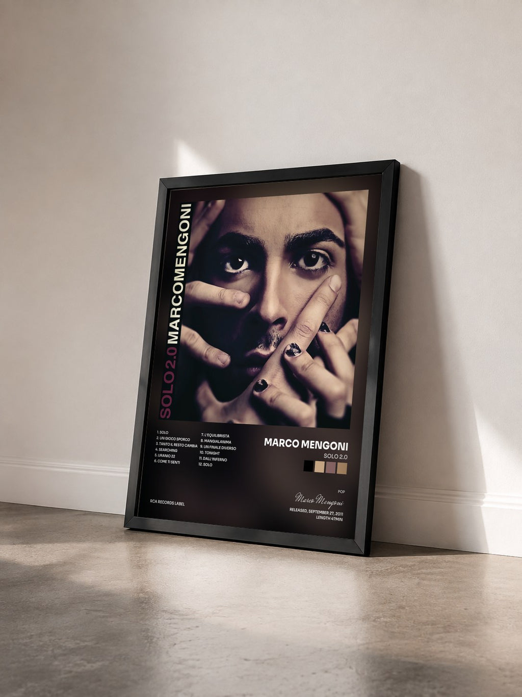 #noir Tableau de l'album Solo 2.0 de Marco Mengoni vu de trois quarts, cadre noir