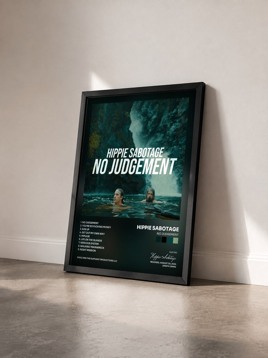 #noir Tableau de l'album No Judgement de Hippie Sabotage vu de trois quarts, cadre noir
