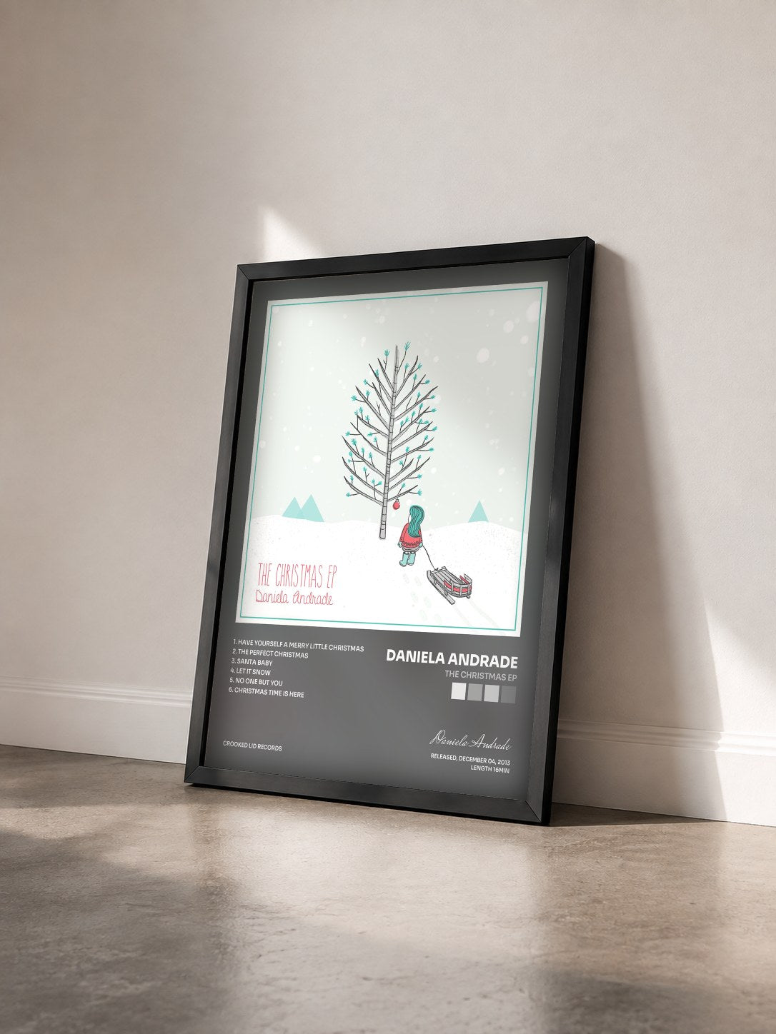 #noir Tableau de l'album The Christmas EP de Daniela Andrade vu de trois quarts, cadre noir