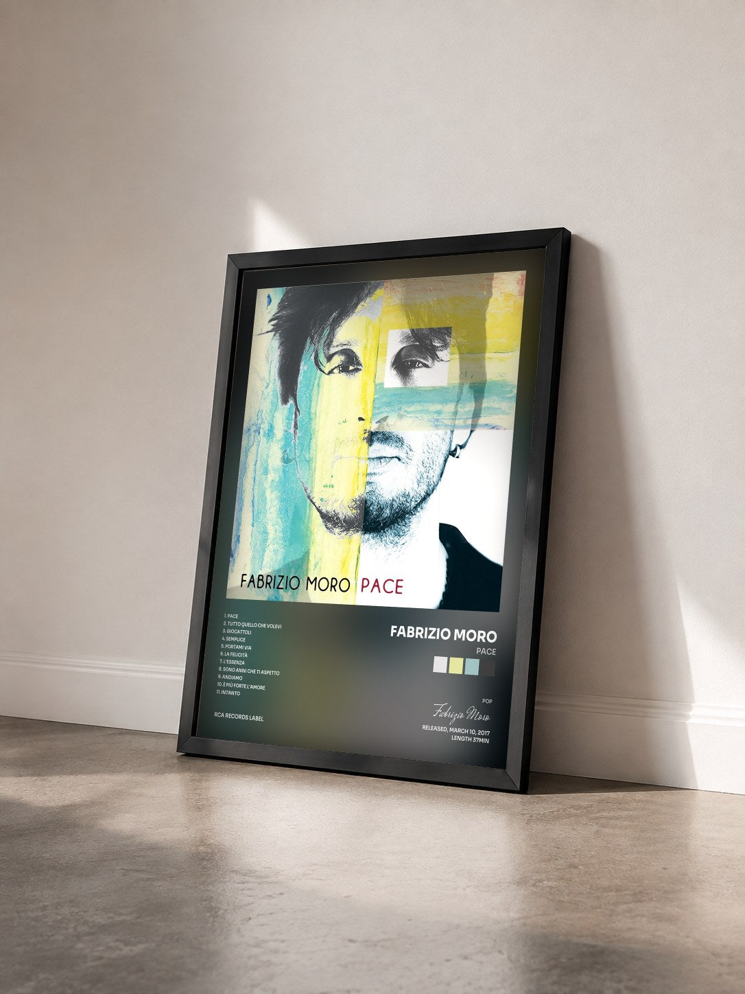 #noir Tableau de l'album Pace de Fabrizio Moro vu de trois quarts, cadre noir