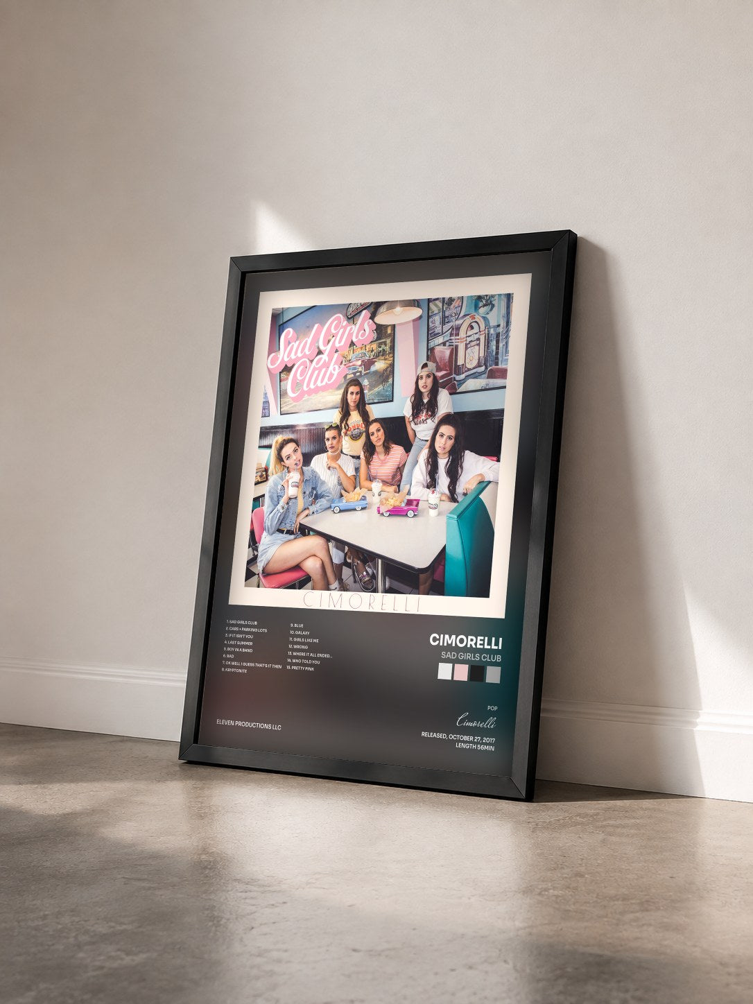 #noir Tableau de l'album Sad Girls Club de Cimorelli vu de trois quarts, cadre noir