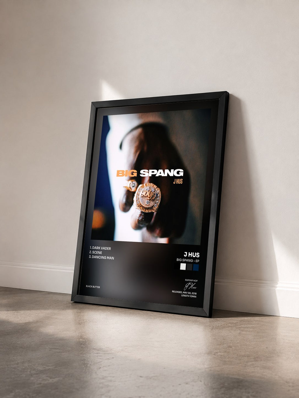 #noir Tableau de l'album Big Spang - EP de J Hus vu de trois quarts, cadre noir
