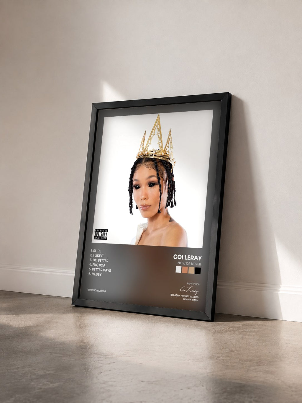 #noir Tableau de l'album Now or Never de Coi Leray vu de trois quarts, cadre noir