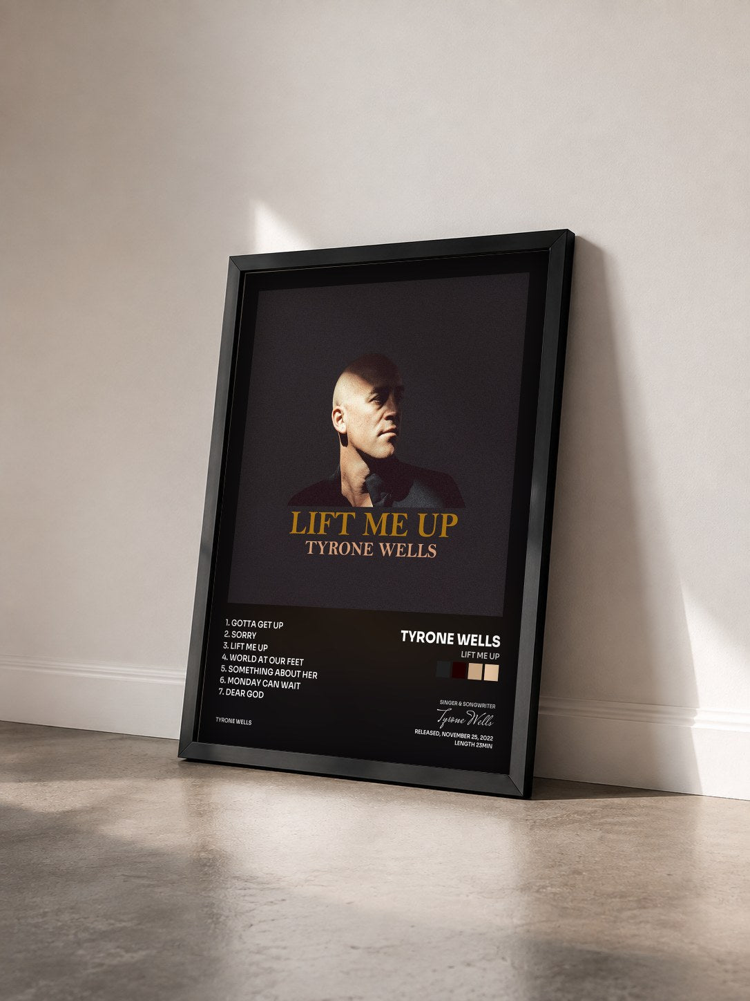 #noir Tableau de l'album Lift Me Up de Tyrone Wells vu de trois quarts, cadre noir