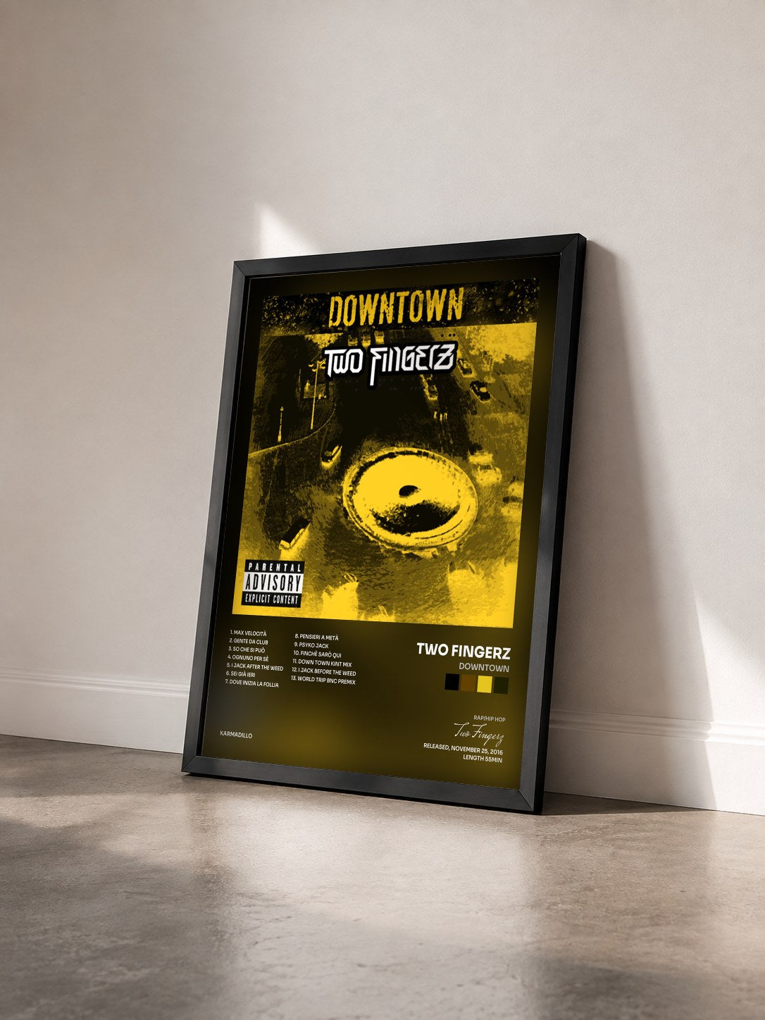 #noir Tableau de l'album Downtown de Two Fingerz vu de trois quarts, cadre noir