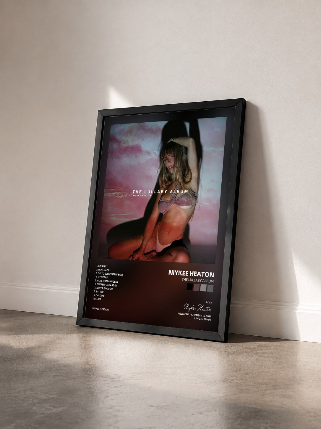 #noir Tableau de l'album The Lullaby Album de Niykee Heaton vu de trois quarts, cadre noir