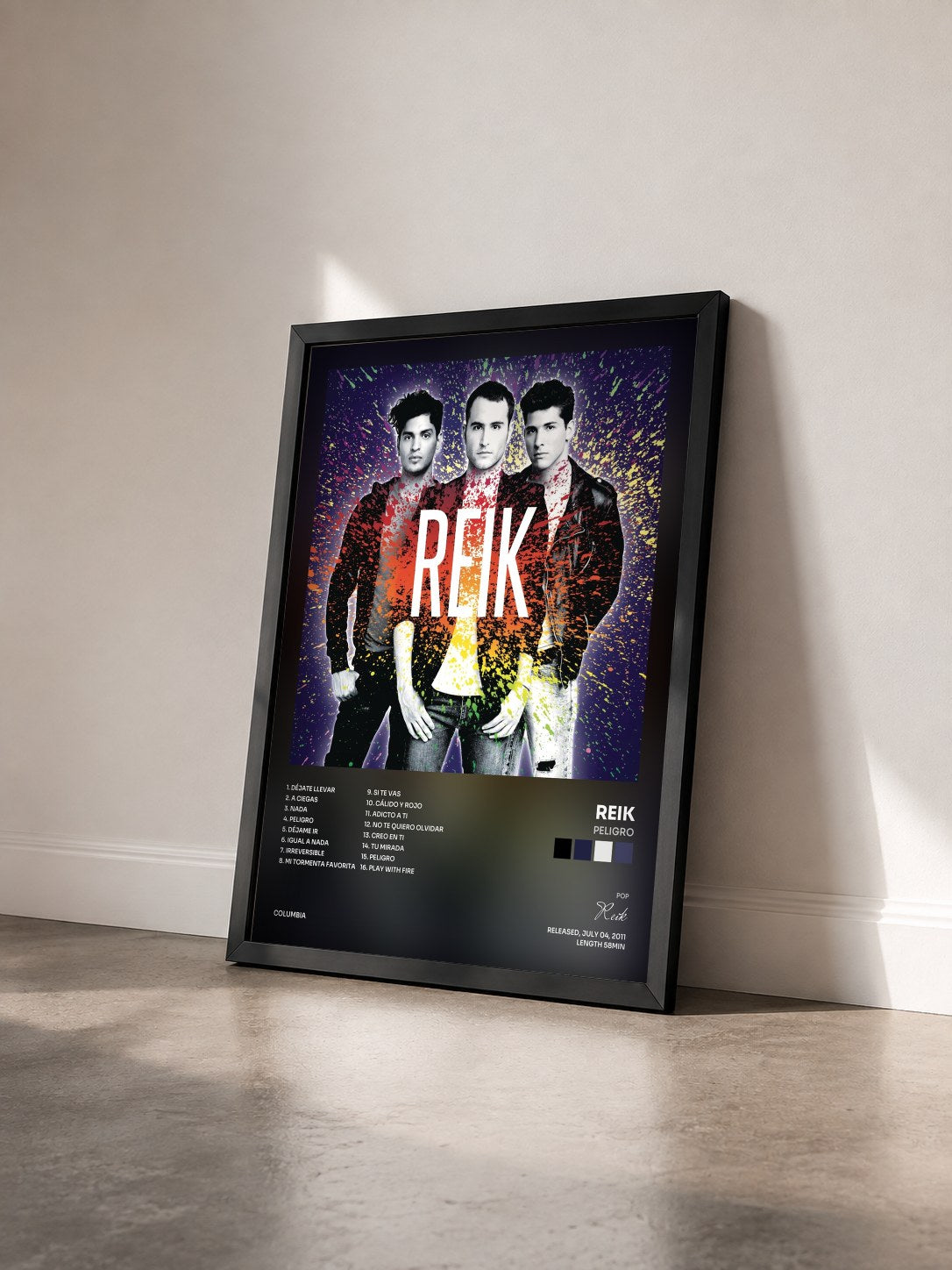 #noir Tableau de l'album Peligro de Reik vu de trois quarts, cadre noir