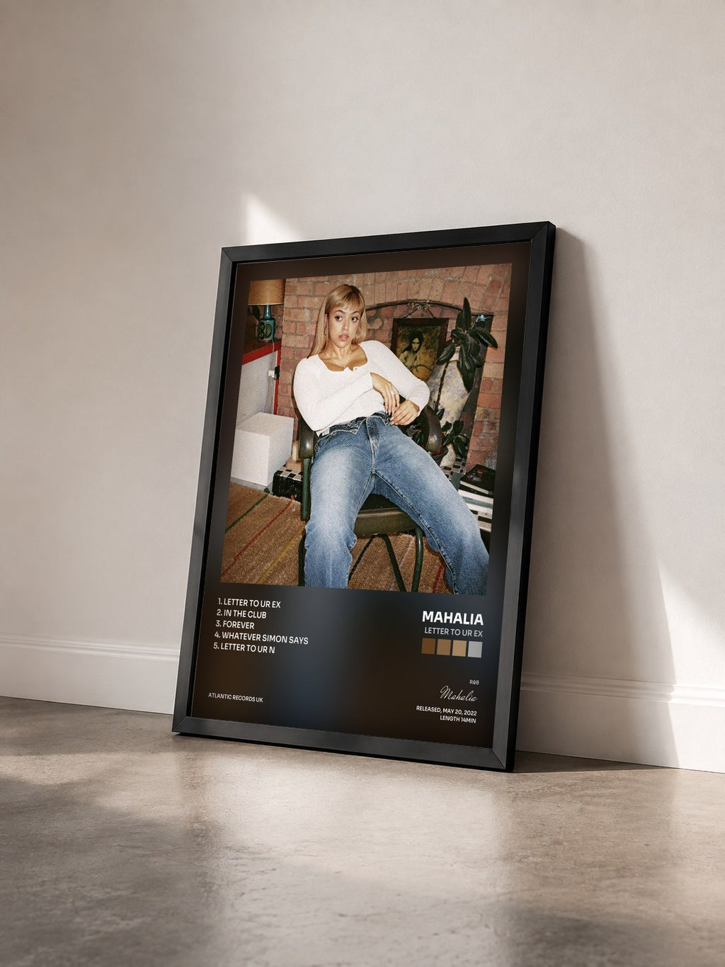 #noir Tableau de l'album Letter To Ur Ex de Mahalia vu de trois quarts, cadre noir