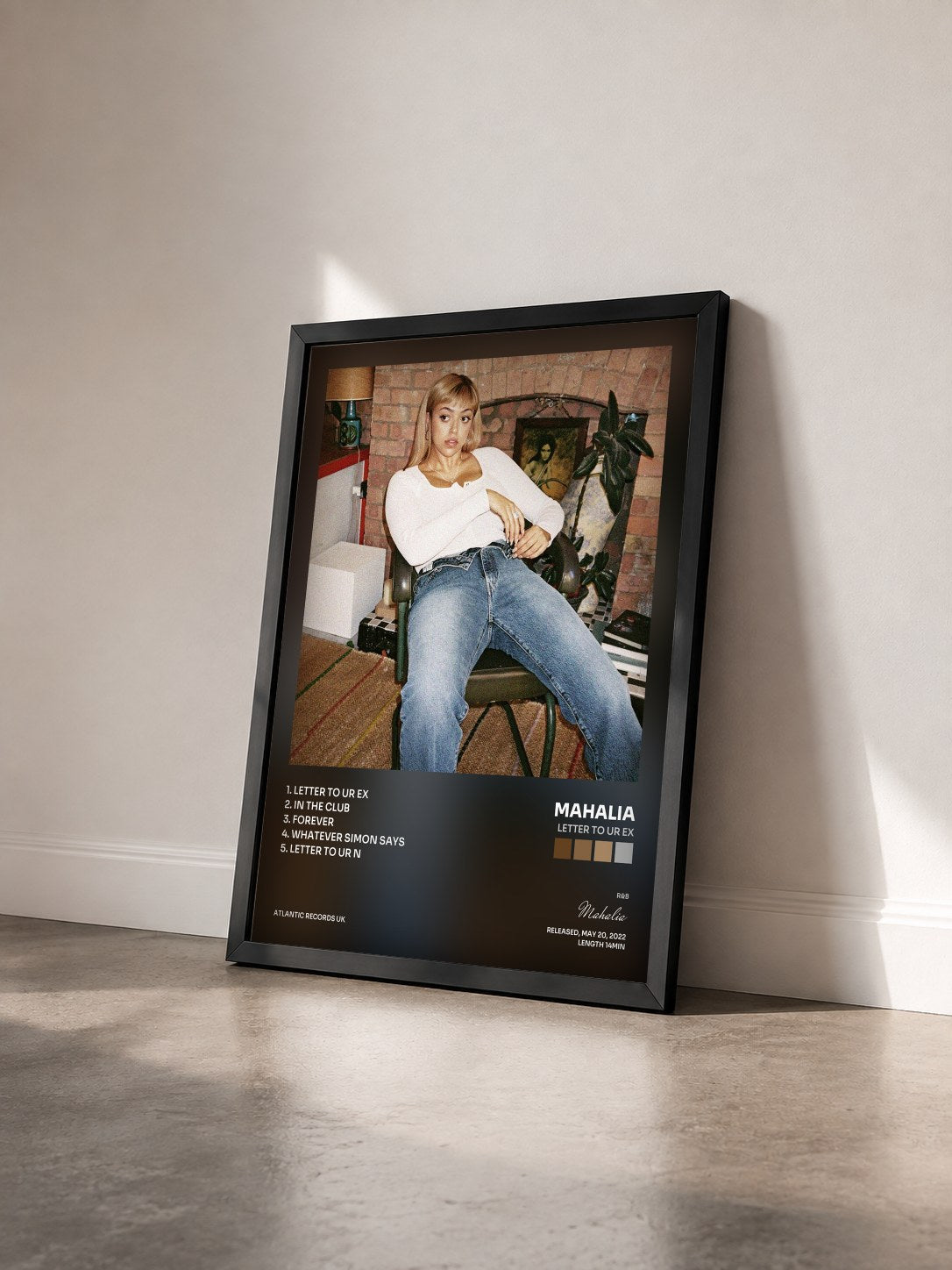 #noir Tableau de l'album Letter To Ur Ex de Mahalia vu de trois quarts, cadre noir
