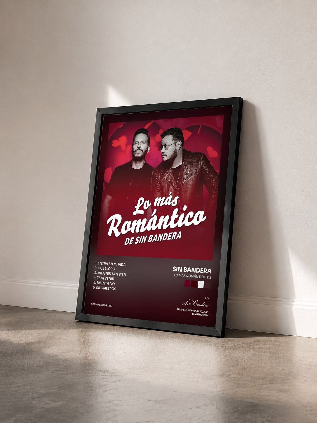 #noir Tableau de l'album Lo Más Romántico de de Sin Bandera vu de trois quarts, cadre noir