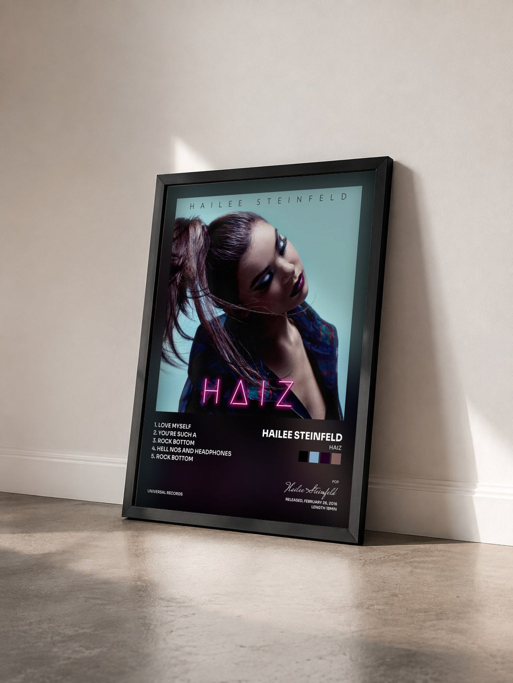 #noir Tableau de l'album HAIZ de Hailee Steinfeld vu de trois quarts, cadre noir