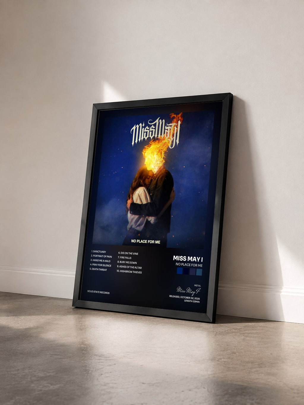 #noir Tableau de l'album No Place For Me de Miss May I vu de trois quarts, cadre noir