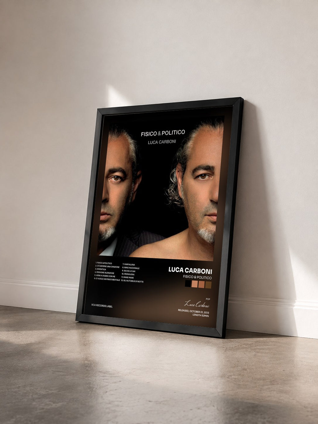 #noir Tableau de l'album Fisico & Politico de Luca Carboni vu de trois quarts, cadre noir