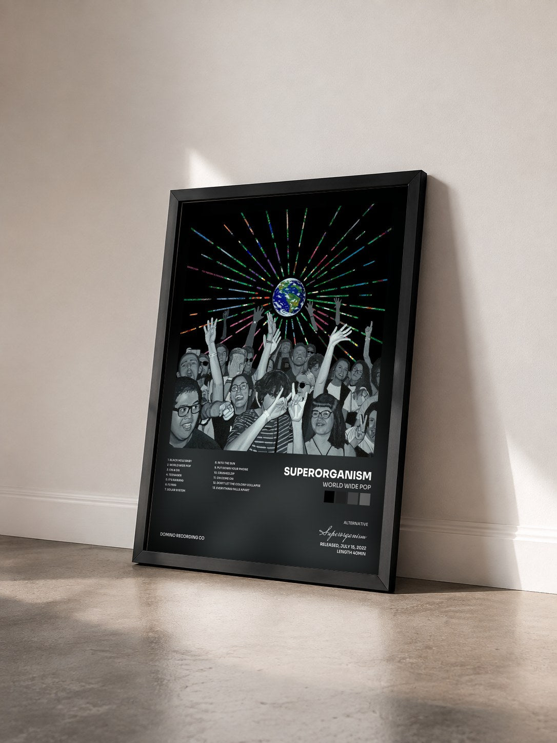#noir Tableau de l'album World Wide Pop de Superorganism vu de trois quarts, cadre noir