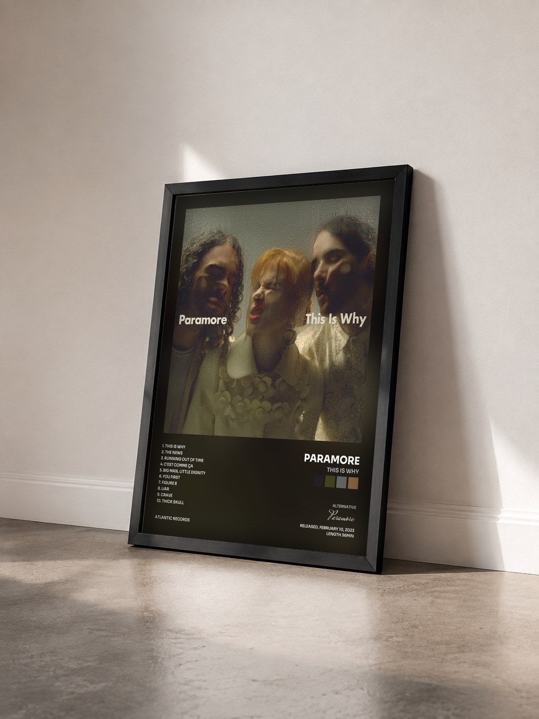 #noir Tableau de l'album This Is Why de Paramore vu de trois quarts, cadre noir