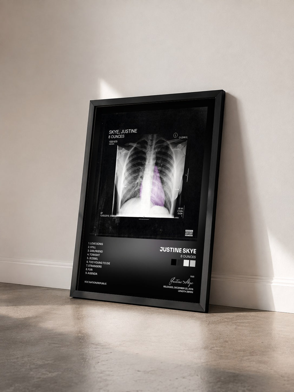 #noir Tableau de l'album 8 Ounces de Justine Skye vu de trois quarts, cadre noir
