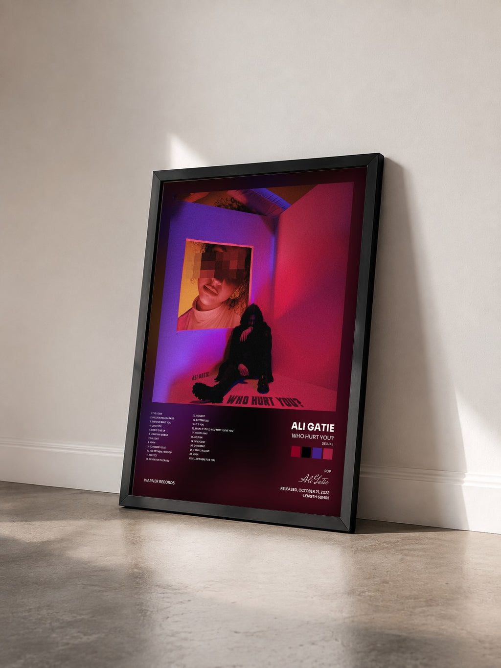 #noir Tableau de l'album WHO HURT YOU? (Deluxe) de Ali Gatie vu de trois quarts, cadre noir