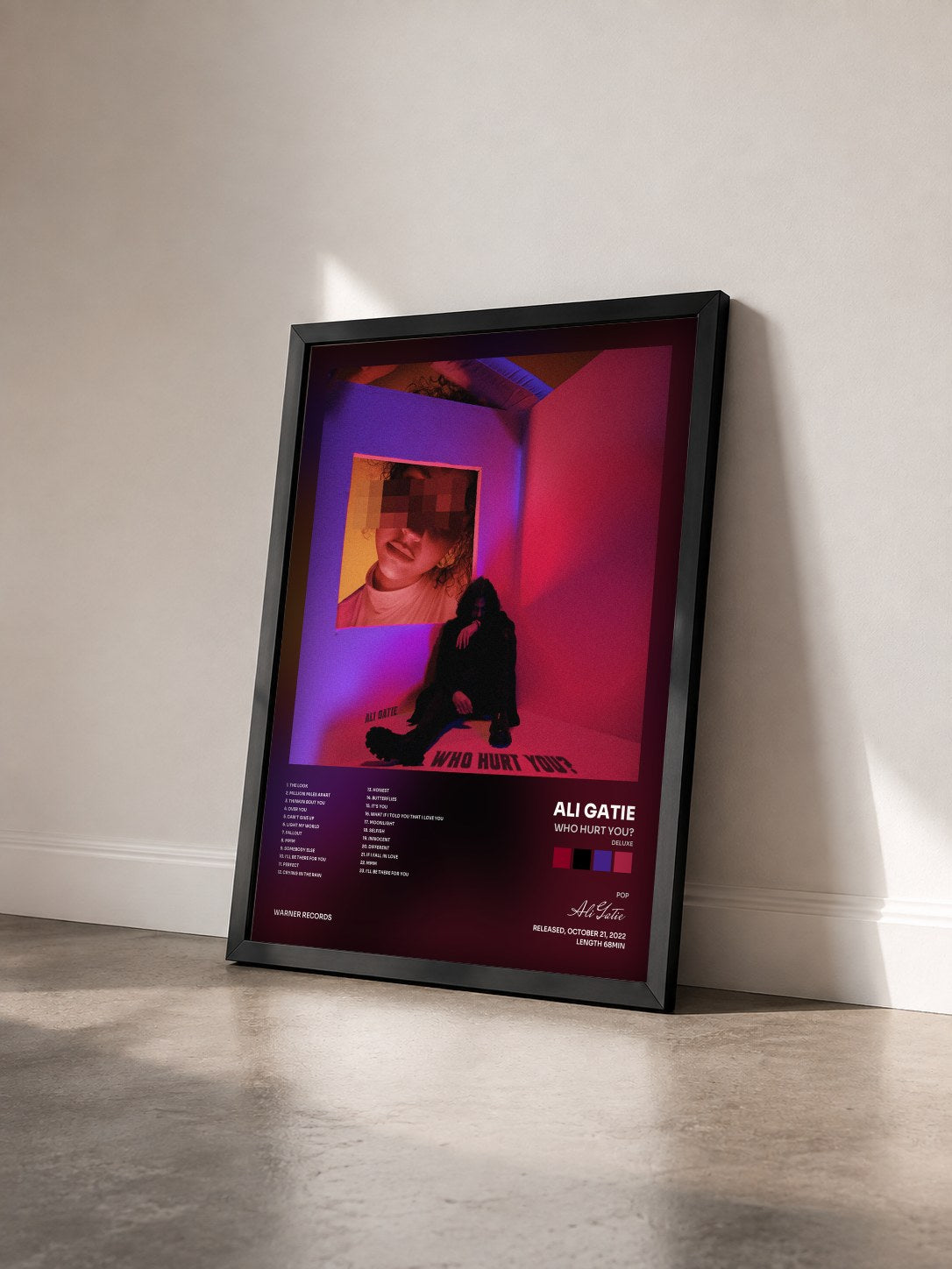 #noir Tableau de l'album WHO HURT YOU? (Deluxe) de Ali Gatie vu de trois quarts, cadre noir
