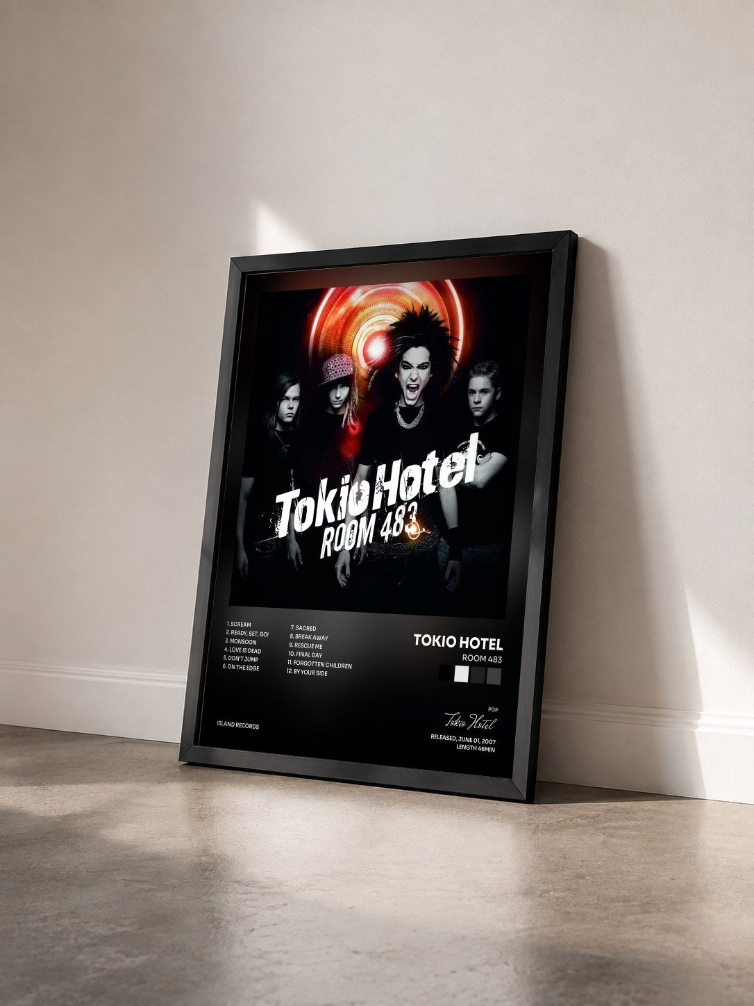 #noir Tableau de l'album Room 483 de Tokio Hotel vu de trois quarts, cadre noir