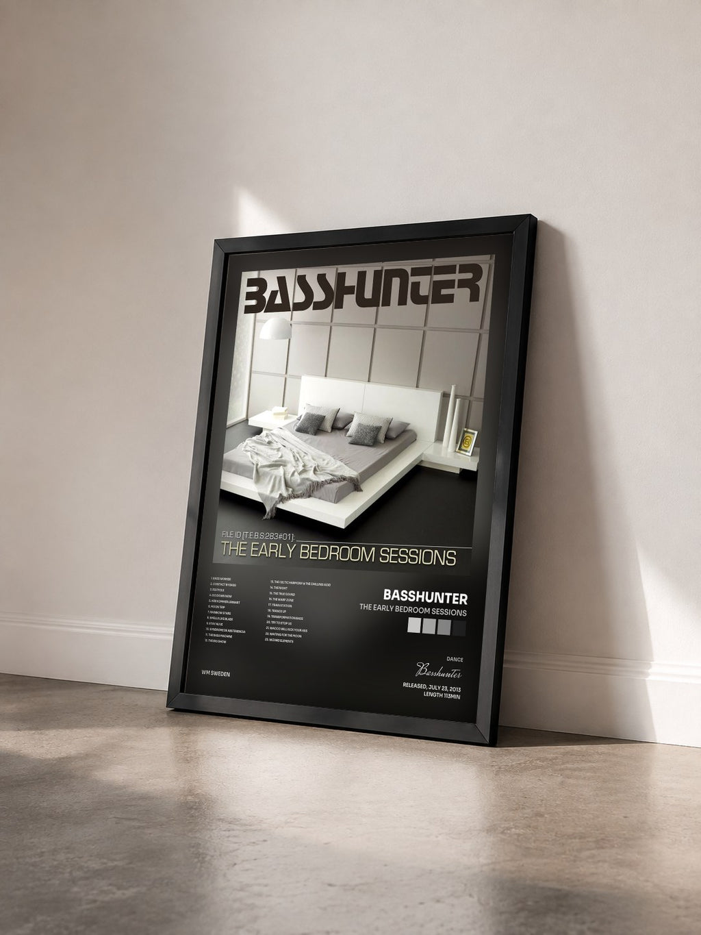 #noir Tableau de l'album The Early Bedroom Sessions de Basshunter vu de trois quarts, cadre noir