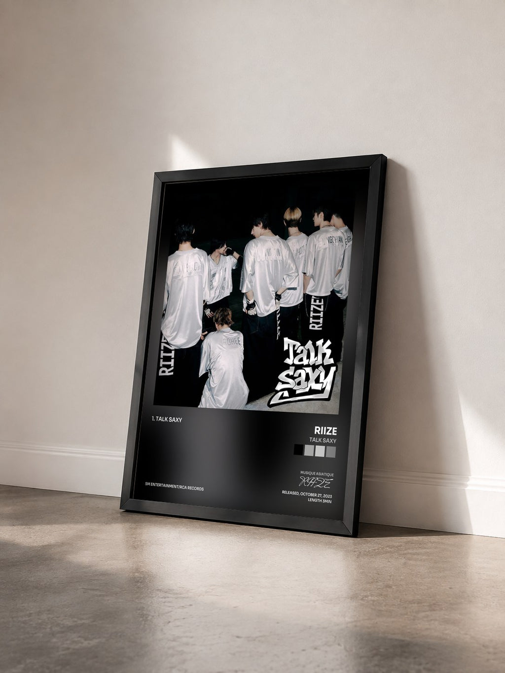 #noir Tableau de l'album Talk Saxy de RIIZE vu de trois quarts, cadre noir