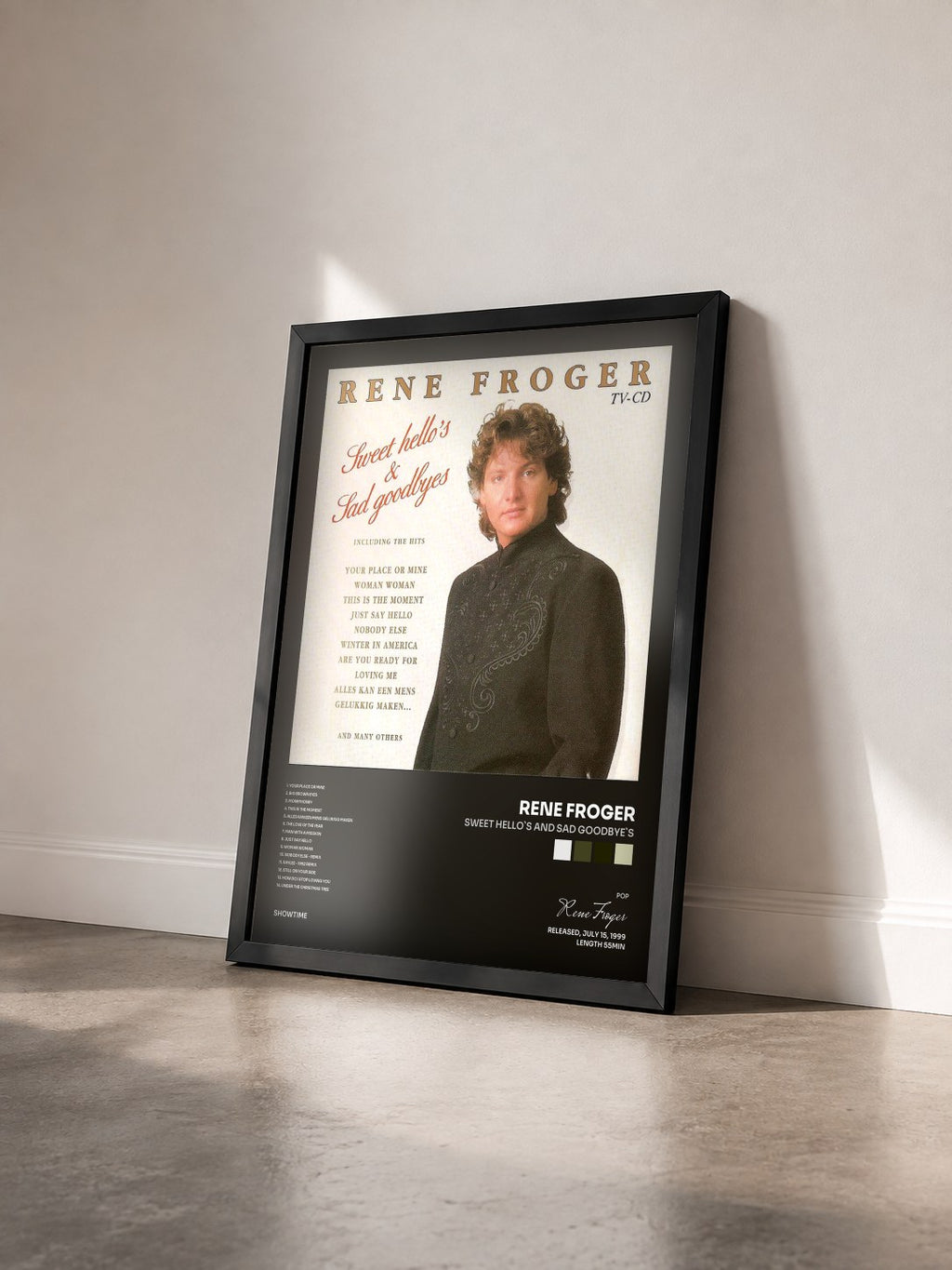 #noir Sweet Hello`s and Sad Goodbye`s di Rene Froger in stampa incorniciata vista di tre quarti, cornice nera
