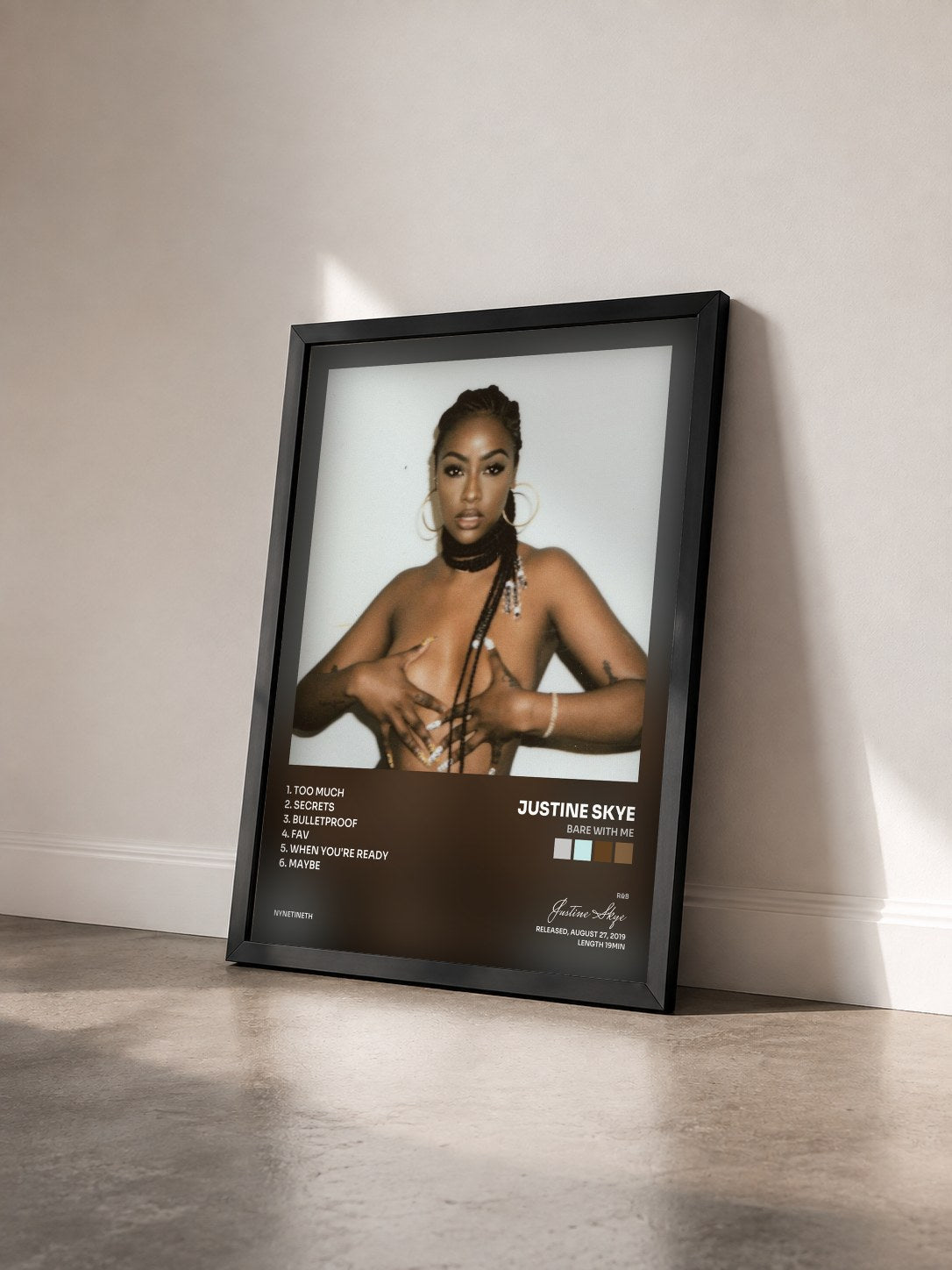 #noir Tableau de l'album BARE WITH ME de Justine Skye vu de trois quarts, cadre noir
