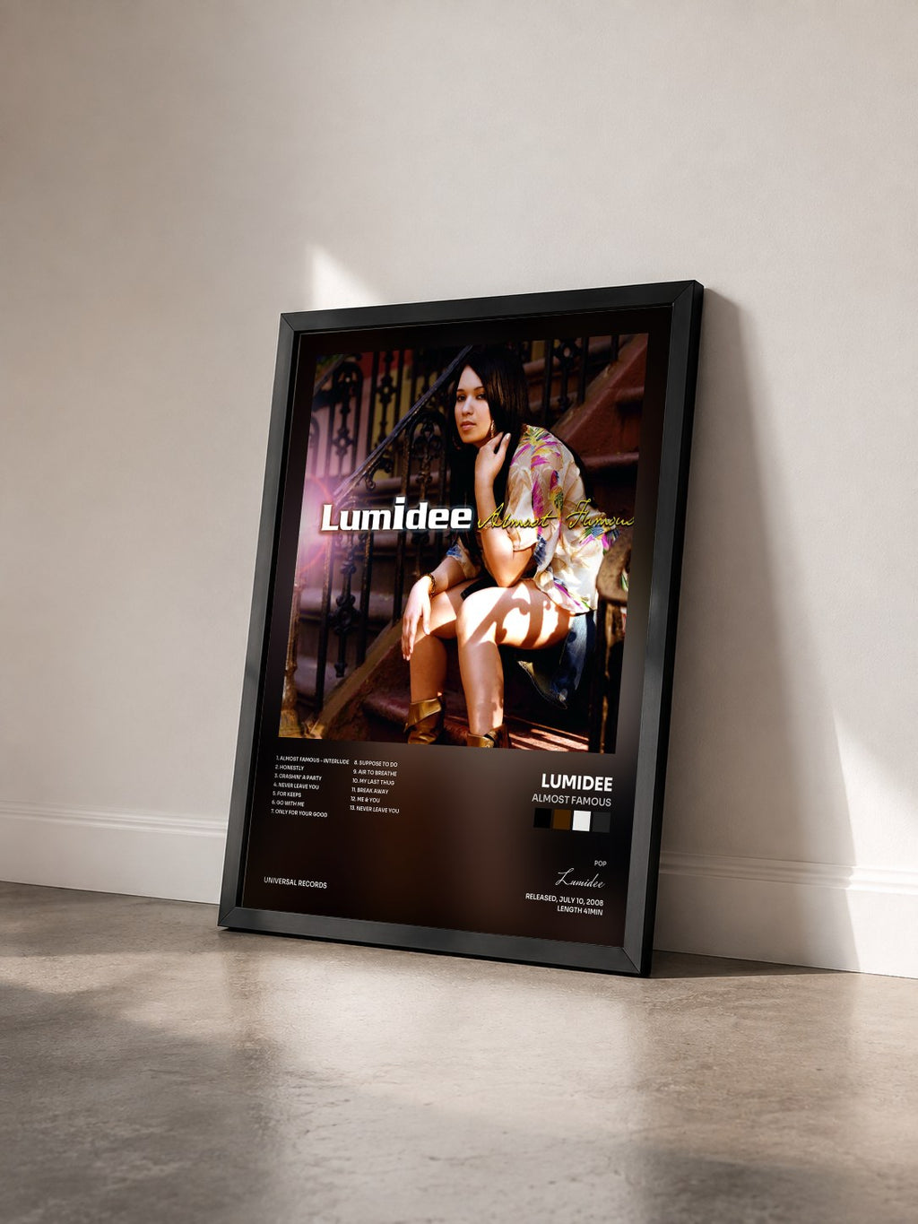 #noir Tableau de l'album Almost Famous de Lumidee vu de trois quarts, cadre noir