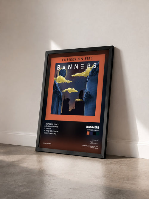 #noir Empires On Fire von Banners als gerahmter Kunstdruck von schräg gesehen, schwarzer Rahmen