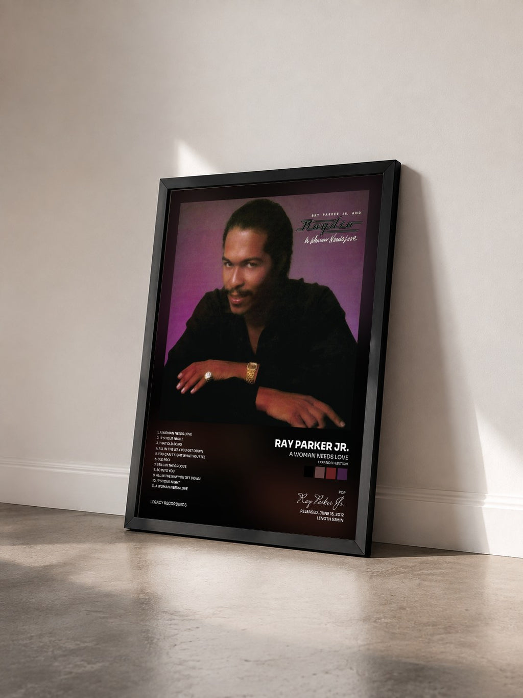 #noir A Woman Needs Love (Expanded Edition) von Ray Parker Jr. als gerahmter Kunstdruck von schräg gesehen, schwarzer Rahmen