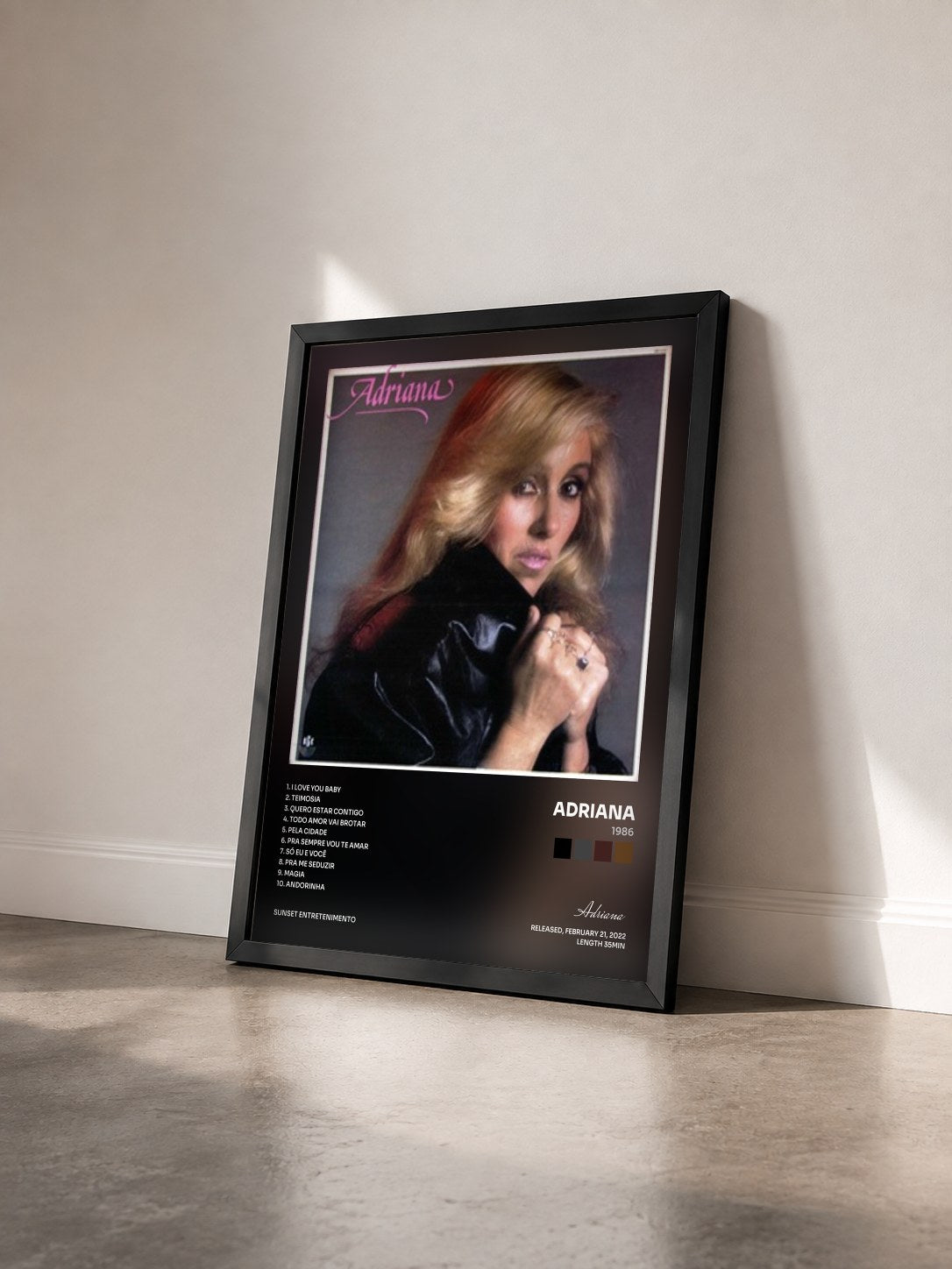 #noir Tableau de l'album 1986 de Adriana vu de trois quarts, cadre noir