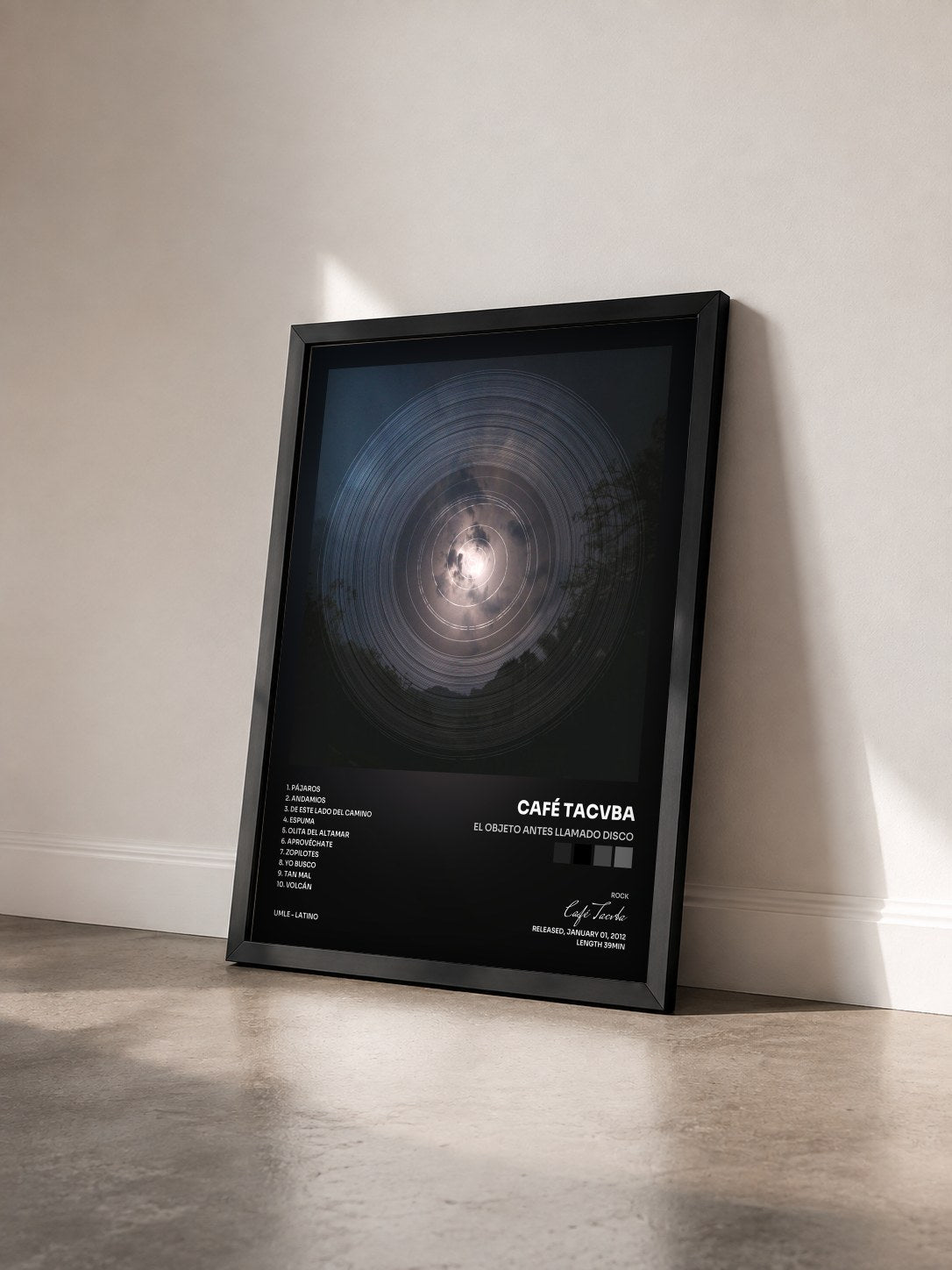 #noir Tableau de l'album El Objeto Antes Llamado Disco de Café Tacvba vu de trois quarts, cadre noir