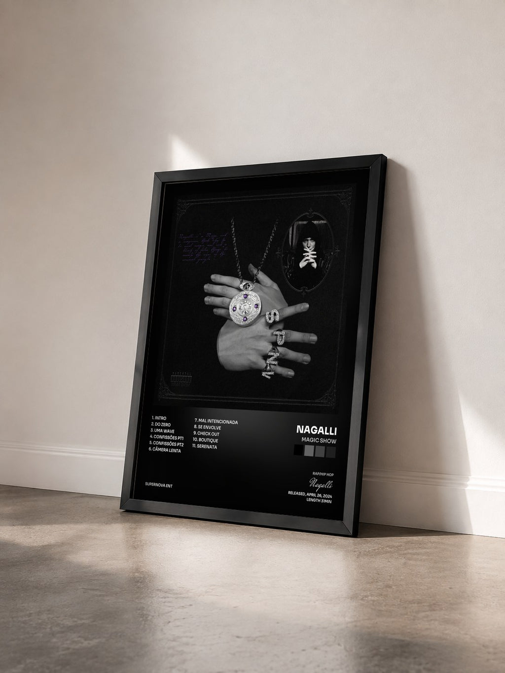 #noir Tableau de l'album MAGIC SHOW de Nagalli vu de trois quarts, cadre noir