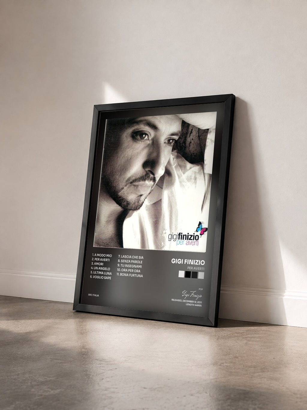 #noir Tableau de l'album Per averti de Gigi Finizio vu de trois quarts, cadre noir